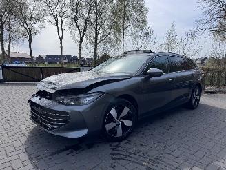 Unfallwagen Volkswagen Passat Volkswagen Passat Variant 1.5 eTSI R-Line Panorama Trekhaak VOL! 2025/1