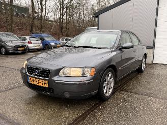 Vaurioauto  passenger cars Volvo S-60 2.0T MOMENTUM AUTOMAAT! RIJDBAAR 2005/1