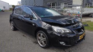 Schadeauto Opel Astra 1.4 Turbo Sport Cosmo Leuke auto motor loopt auto rijdt! 2010/1