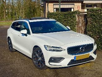 Vaurioauto  passenger cars Volvo V-60 R-DESIGN 2.0 D MOMENTUM-LEER-PANO-AUTOMAAT-150PK-BOM VOL 2019/4