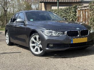 Voiture accidenté BMW 3-serie 318I High Exe LEER N.A.P. 136PK 2017/4
