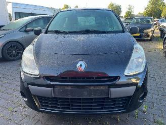 Auto incidentate Renault Clio 1.2 16V 65 Hatchback  Benzine 1.149cc 48kW (65pk) 2010/1