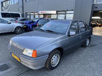 krockskadad bil auto Opel Kadett 1.6i LS 1988/3