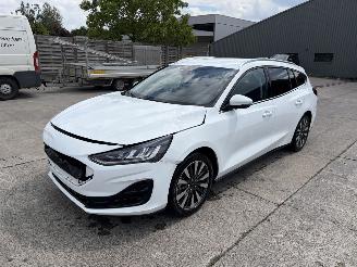 Vaurioauto  passenger cars Ford Focus 1.0i -12V TURBO MHEV 2024/9