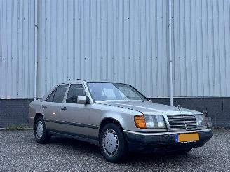 Schadeauto Mercedes  W124 230E 1986/6
