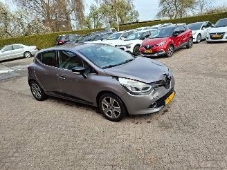 krockskadad bil auto Renault Clio 0.9 tce  night  day   navi 2014/11