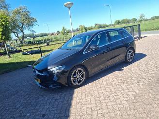 Vaurioauto  passenger cars Mercedes B-klasse 180d  116pk navi clima amg uitvoering 2019/8
