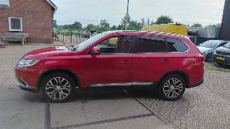 Voiture accidenté Mitsubishi Outlander 2.0i  150pk automaat   clima navi 2017/1