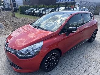 skadebil auto Renault Clio 0.9 TCE DYNAMIQUE LICHTE SCHADE!  BOUWJAAR 2015  4850 EURO 2015/4