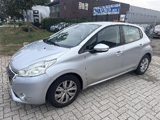 uszkodzony samochody osobowe Peugeot 208 1.2 VTI BLEU PARKEERSCHADE! BOUWJAAR 2012  1750 EURO VAST 2012/9