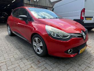 Vaurioauto  passenger cars Renault Clio 1.5DCI AIRCO NAVI PDC 2013/2