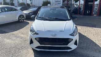 Voiture accidenté Hyundai I-10 1.0i blue comfort smart 5p 49kW 2023/1