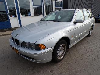 Schadeauto BMW 5-serie Touring 520i Lifestyle Edition 2003/5