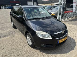 krockskadad bil auto Skoda Fabia 1.6 16v Clima NAP 2009/10