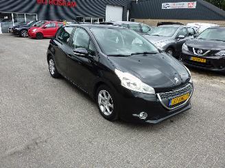 Damaged car Peugeot 208 1.4 e-HDI BLUE LEASE 2012/7