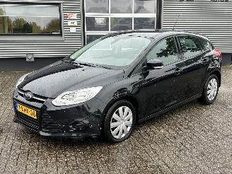 Unfallwagen Ford Focus 1.0 EcoBoost Trend 5drs 2013/4