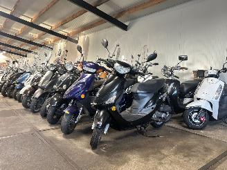 krockskadad bil bromfiets Overige  Partij 53 scooters 2026/1