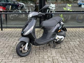 krockskadad bil bromfiets Piaggio  Zip 50 4T 2015/8
