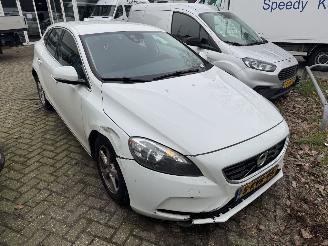 damaged passenger cars Volvo V-40  2013/6