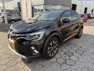 Vaurioauto  passenger cars Renault Captur 1.6 E-Tech full hybrid 145 techno 2024/3