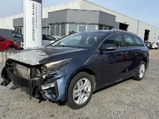 krockskadad bil auto Kia Ceed 1.0 T-GDi DynamicLine 2019/1