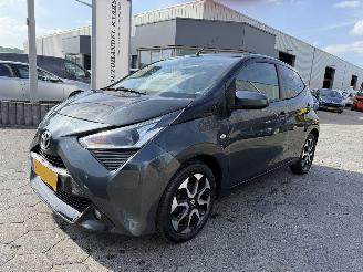 krockskadad bil auto Toyota Aygo CABRIO-TOP x-cite 2019/6