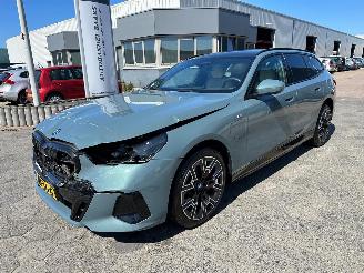krockskadad bil auto BMW 5-serie Touring 550e xDrive 2025/2
