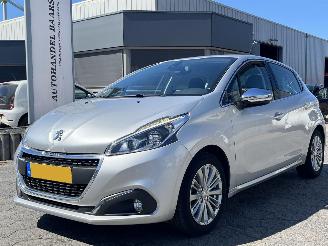 skadebil auto Peugeot 208 1.2 PureTech Blue Lease Executive 2018/3