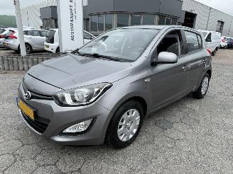Vaurioauto  passenger cars Hyundai I-20 1.2i First Edition 2012/8