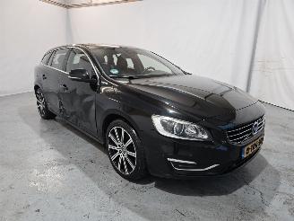 uszkodzony samochody osobowe Volvo V-60 2.4 D6 AWD Plug-In Hybrid Summum 2014/4