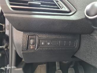 Peugeot 308 1.6 BlueHDI Blue Lease Executive Pack picture 21