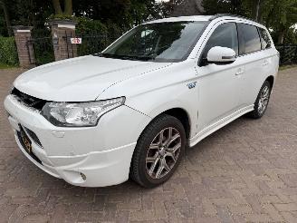 skadebil auto Mitsubishi Outlander 2.0 PHEV Instyle 2014/10