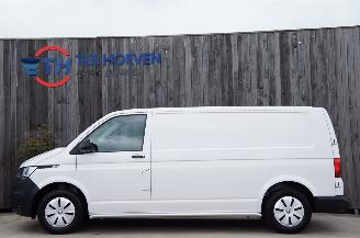 Damaged car Volkswagen Transporter T6 2.0 TDi Lang Automaat Airco Navi Cruise Apple Carplay 110KW Euro 6 2023/6