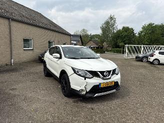 damaged passenger cars Nissan Qashqai 1.2 Acenta 2014/3