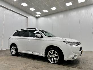 skadebil auto Mitsubishi Outlander 2.0 PHEV 4WD Instyle Navi Clima 2014/11