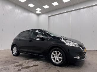 Vaurioauto  passenger cars Peugeot 208 1.2 PureTech Style 5-drs Navi Airco 2015/5