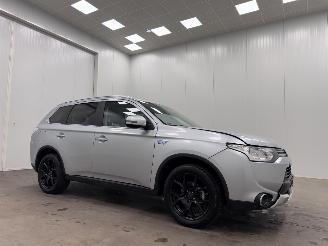 Voiture accidenté Mitsubishi Outlander 2.0 PHEV 4WD Edition X-Line Navi Clima 2015/1