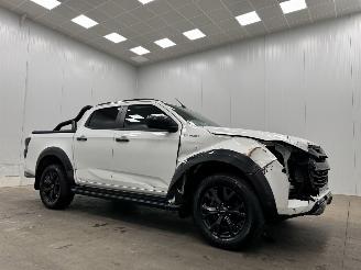 Vaurioauto  commercial vehicles Isuzu D-Max 1.9 Autom. V-Cross DC 4wd Clima 2024/2