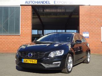 Unfallwagen Volvo V-60 Momentum AWD Twin Engine, Leer 162kw Plug-in Hybride 2015/7