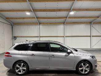 Schadeauto Peugeot 308 1.2 e-THP 96 KW Airco Premiere 2015/1