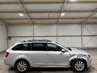 skadebil auto Skoda Octavia 1.6TDI 81kW Automaat Panoramadak 2016/12