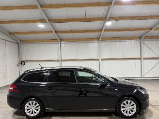 Schadeauto Peugeot 308 SW 1.2 PureTech 96kW Style 2016/8