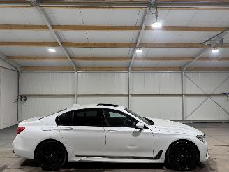 Schadeauto BMW 7-serie 740i 240kW Automaat Schuifkantel High Executive Luchtvering 2018/12