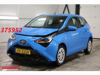 krockskadad bil auto Toyota Aygo 1.0 VVT-i x-play Bluetooth Airco Cruise Camera 2019/4