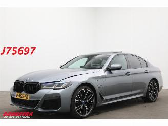 krockskadad bil auto BMW 5-serie 520e M-Sport LED Schuifdak Memory HUD H/K Camera SHZ 2022/5