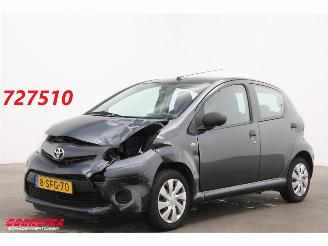Coche accidentado Toyota Aygo 1.0 VVT-i Now 5-DRS Navi Airco 96.456 km! 2013/9