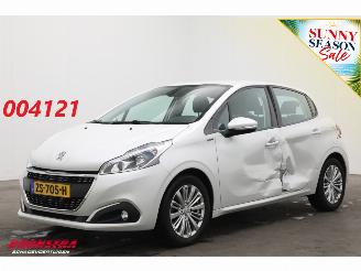 damaged passenger cars Peugeot 208 1.2 PT. 110 Signature Clima PDC Mirrorlink Camera 93.920 km! 2019/1