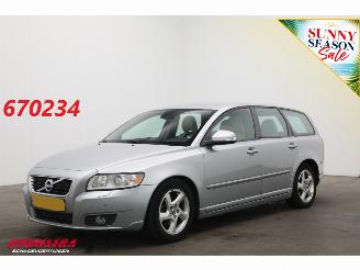 Vaurioauto  passenger cars Volvo V-50 1.6 D2 S/S Kinetic Cruise Navi Clima Leder SHZ PDC 2011/12