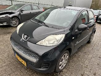 krockskadad bil auto Peugeot 107 1.0-12V  Millesim 200   5 Drs-Airco 2011/1