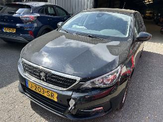Schadeauto Peugeot 308 SW  1.2 PureTech  Bluelease Active 2020/10